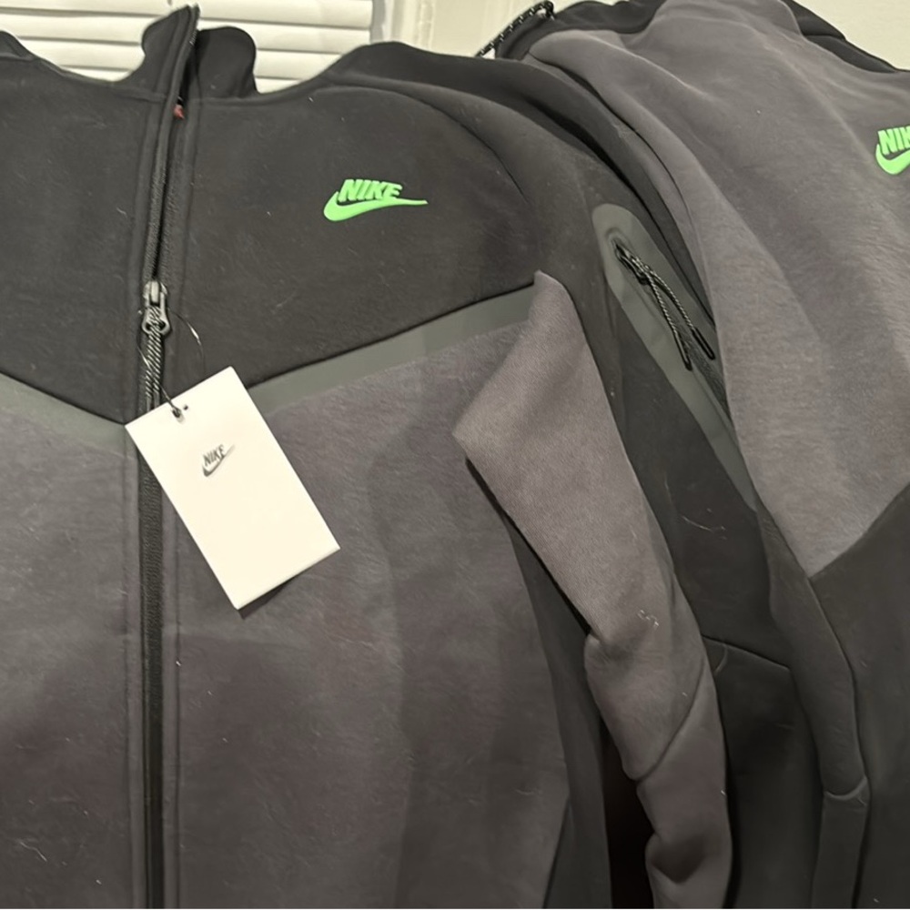 Brand new with tags Men’s Nike Tech jogging suite , men’s size medium